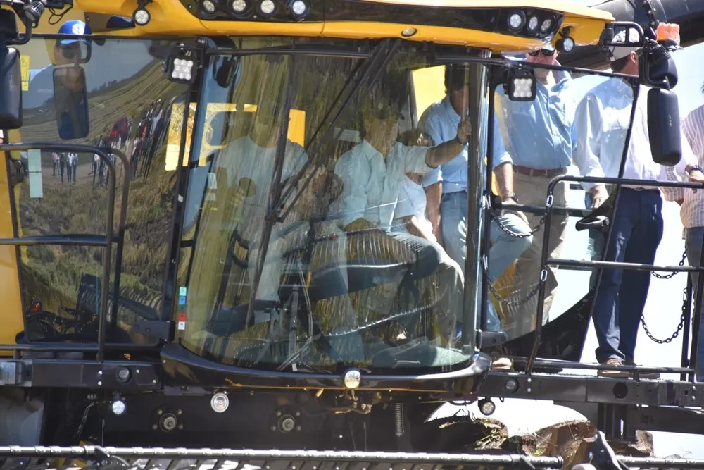 Lacalle Pou, en la cosechadora que estrenó la trilla arrocera.