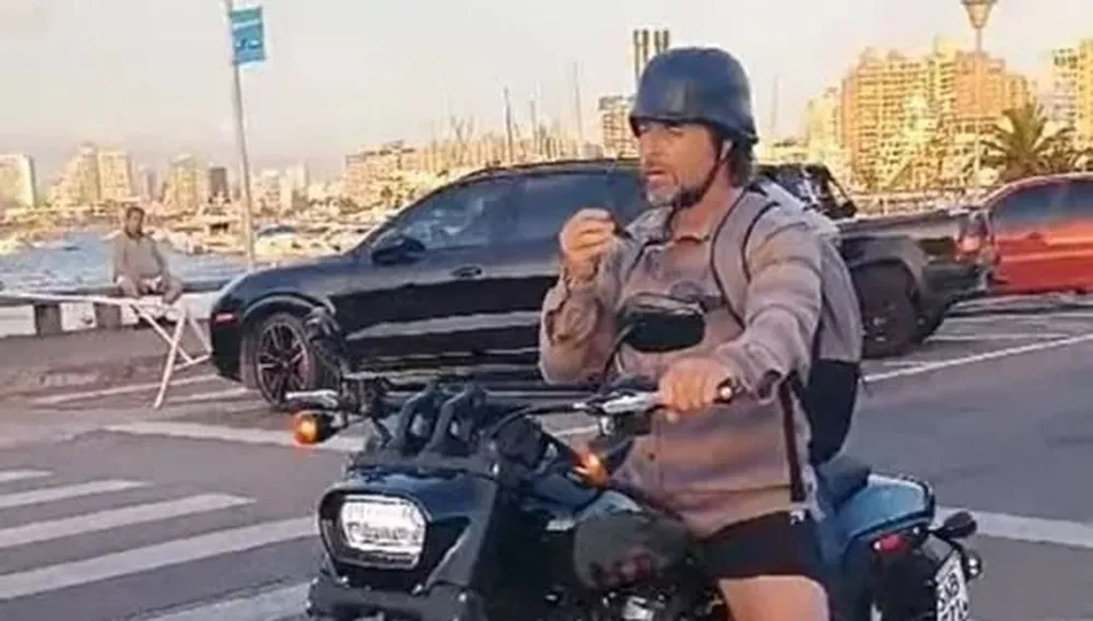 Captura de video de FM Gente donde Luis Lacalle Pou está en su moto en Punta del Este