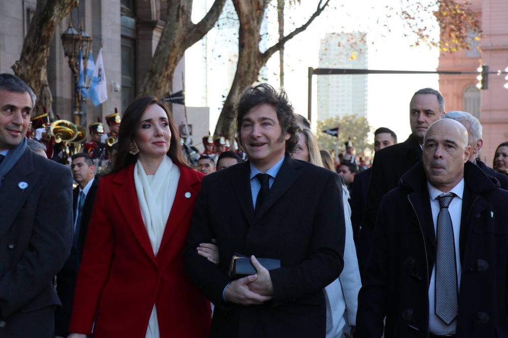 La vicepresidenta Victoria Villarruel y el presidente Javier Milei llegando al Tedeum por el Aniversario 208° de la declaración de Independencia Argentina en la Catedral Metropolitana de Buenos Aires.