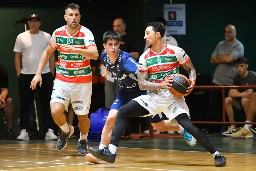 Donald Sims marcado por Lucas Capalbo