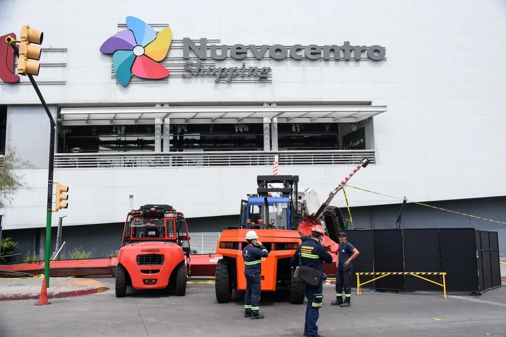 Grúa caída frente al Nuevocentro