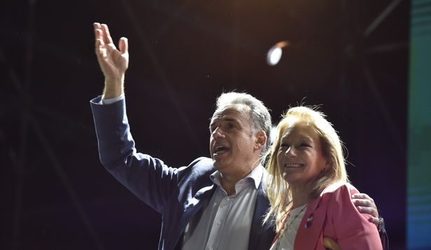 Yamandú Orsi y Carolina Cosse en el cierre de campaña del Frente Amplio en el Velódromo