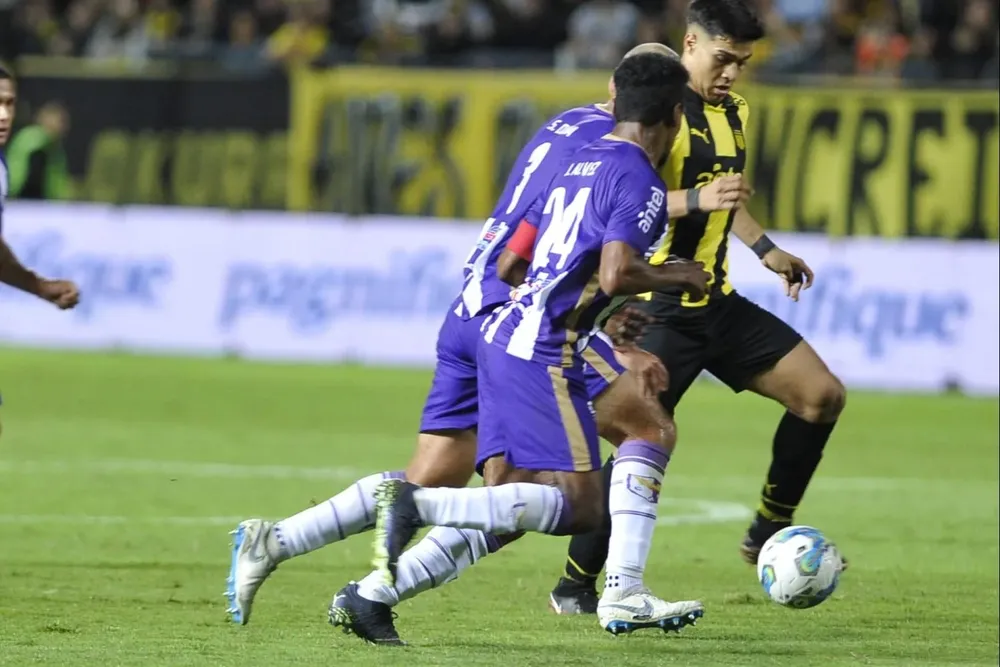 Matías Arezo de Peñarol marcado por dos rivales de Fénix