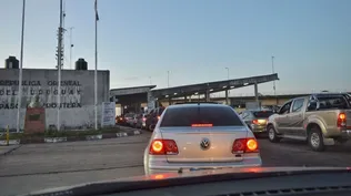 Filas de autos para cruzar la frontera en Paysandú.