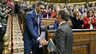 Alberto Núñez Feijoo, presidente del PP, saluda a Pedro Sánchez tras ser investido como presidente del Gobierno