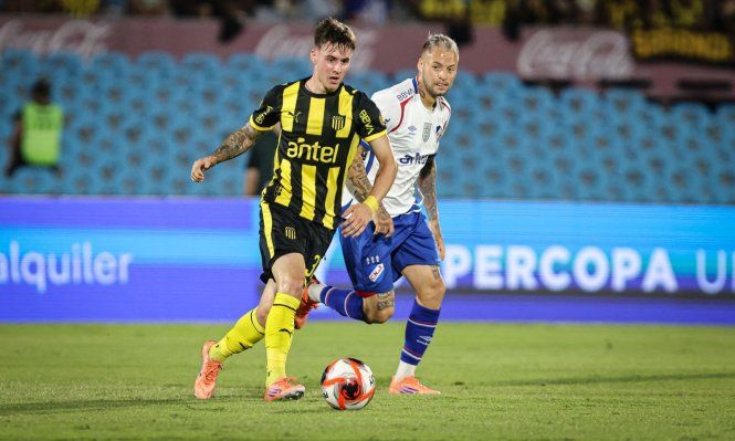 Leandro Umpiérrez de Peñarol ante Nicolás López de Nacional