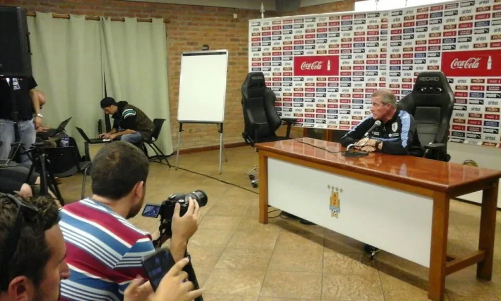 Tabárez en la conferencia de prensa previo a Brasil y Perú