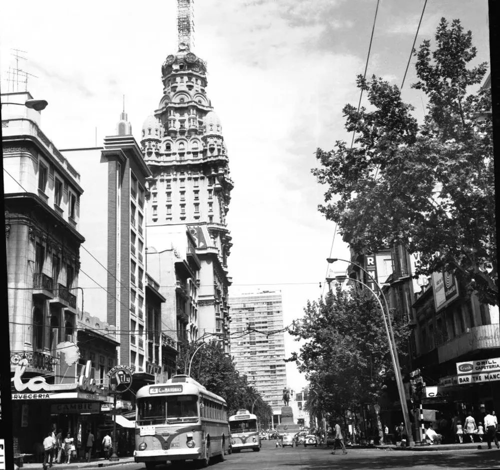 La avenida 18 de Julio en la década de 1970: trolleybuses de Amdet y pocos automóviles muy viejos