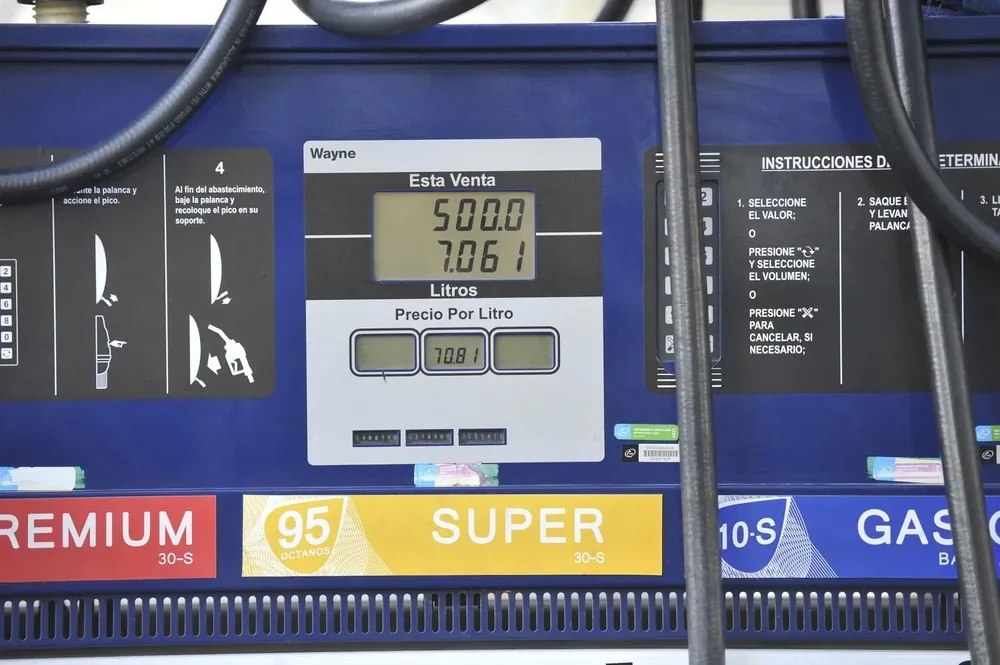 La suba hace que cargar nafta en auto sea $ 135 más caro en promedio que en marzo