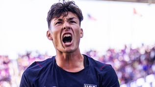 Justin Ellis celebró en su debut su gol para Estados Unidos, con la selección uruguaya a la espera