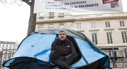 Francia- El alcalde de Sevran, Stéphane Gatignon, posa en la entrada de su tienda desde donde hace huelga de hambre