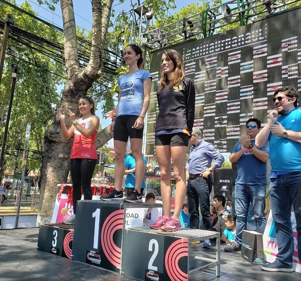 Pía Fernández en lo más alto del podio de la Milla Urbana de Santiago 2018
