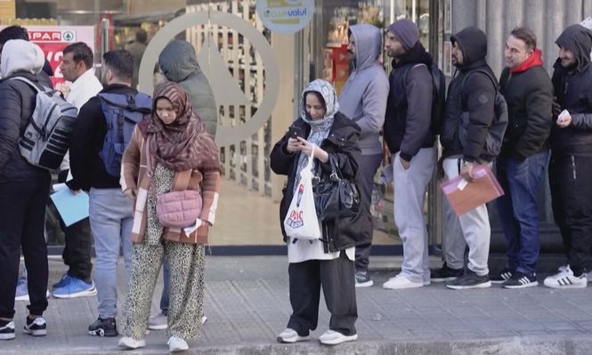 Viajar sí, empezar de cero no: la condición para que Sánchez avance con la regularización de migrantes en España