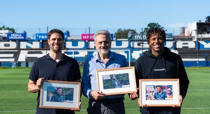 Joaquín Papa, José Luis Palma y Abel La Joya Hernández sosteniendo sus premios de Fútbol x 100 a Mejor Entrenador, Mejor Dirigente y Mejor Jugador de la Liga AUF 2025 respectivamente.