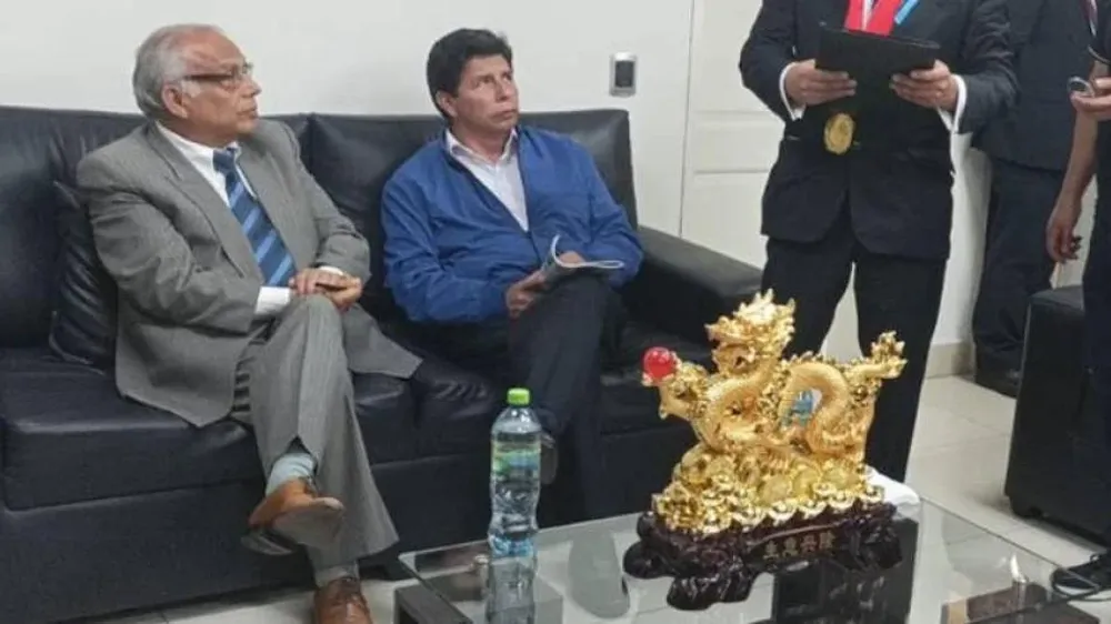 Pedro Castillo, luego de ser detenido, espera para ser trasladado a la cárcel.