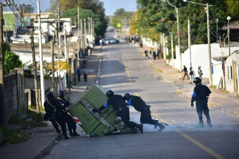 Contenedores, un ómnibus y una ambulancia fueron dañadas durante el enfrentamiento en el Marconi