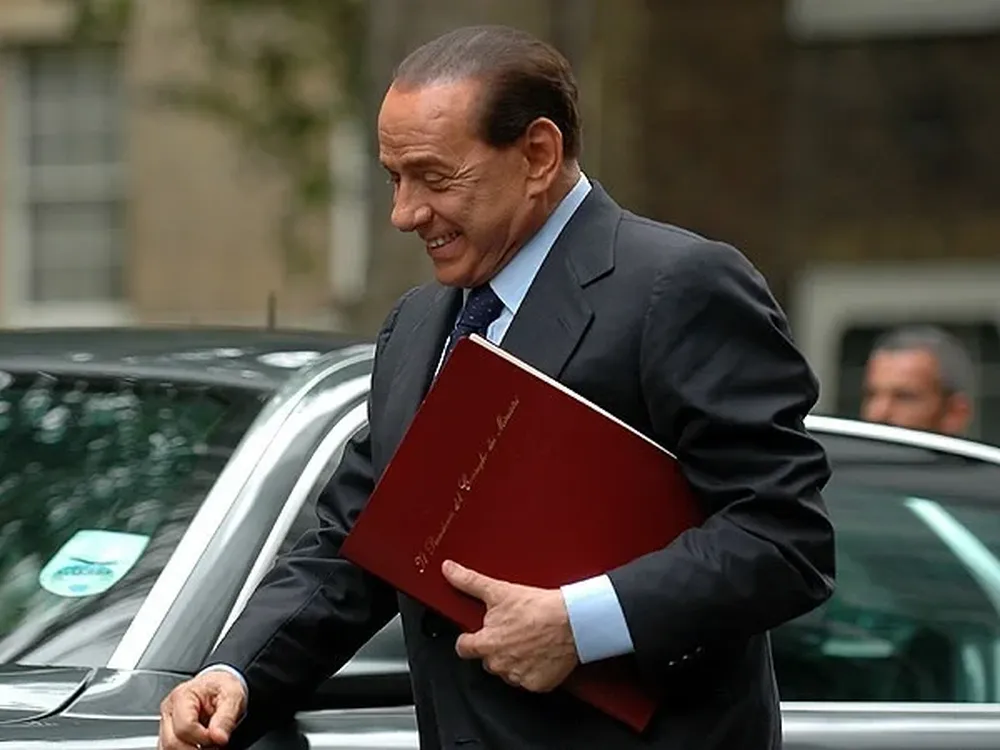 Silvio Berlusconi fue tres veces primer ministro italiano y enfrentó condenas y acusaciones por prostitución, fraude fiscal, desfalco y perjurio.