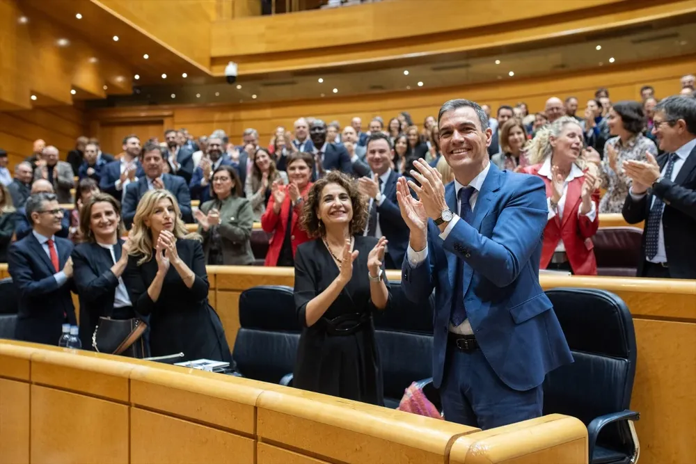 La vicepresidenta primera y ministra de Hacienda, María Jesús Montero y el presidente del Gobierno, Pedro Sánchez, durante el pleno del Congreso de los Diputados,