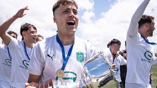 Santiago Medina festeja el título de Deportivo LSM y el ascenso a la Divisional C de 2026