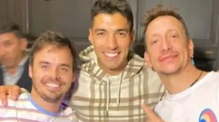 Luis Suárez junto a los actores argentinos Nicolás Vázquez y Benjamín Rojas luego de ver la obra de teatro