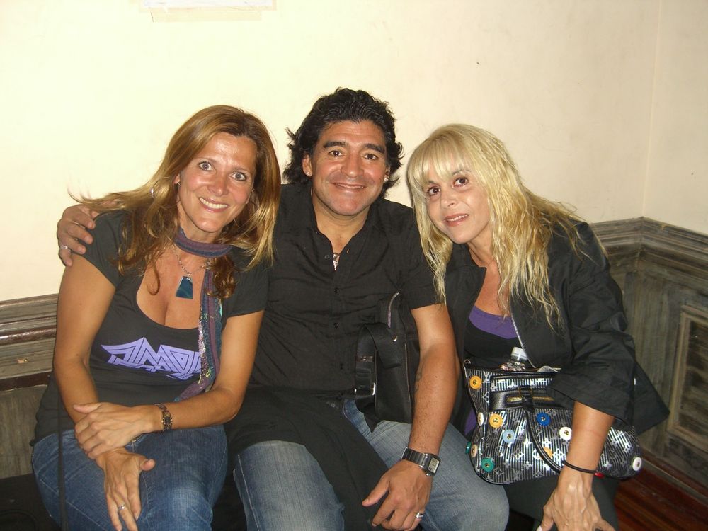 Mirta Ramírez junto a Diego Maradona y Claudia Villafañe.