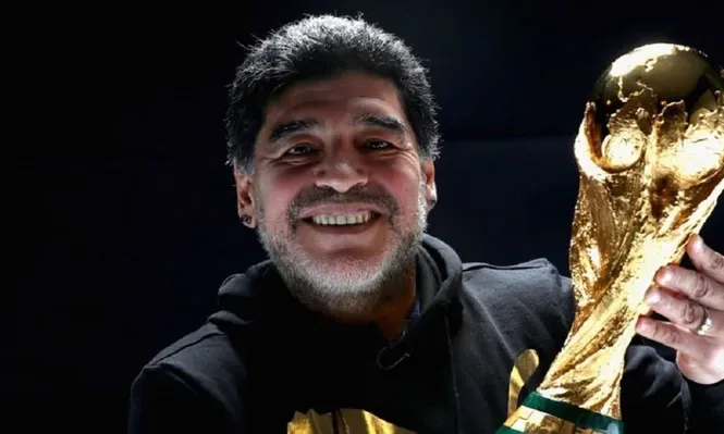 Maradona con la Copa del Mundo