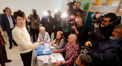 La candidata del BNG a la Presidencia de la Xunta, Ana Pontón, ejerce su derecho a voto en un colegio electoral en Santiago de Compostela junto a la alcaldesa Goretti Sanmartín (i) al comienzo de la jornada electoral en Galicia, este domingo.