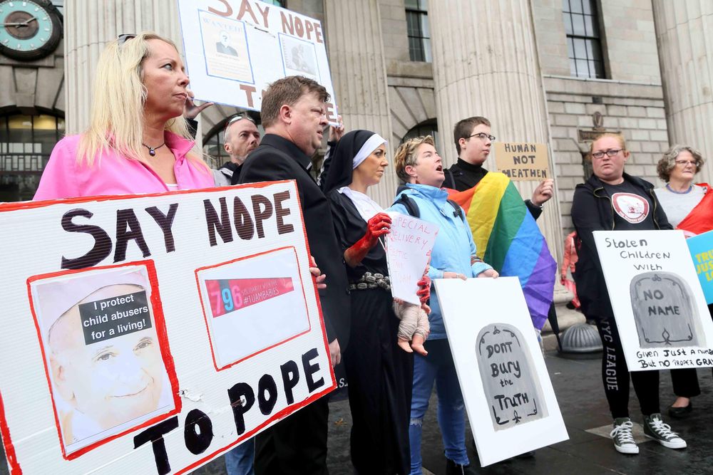 Una protesta contra el papa Francisco.