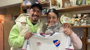 Yonatan Rodríguez y la destinataria de la camiseta