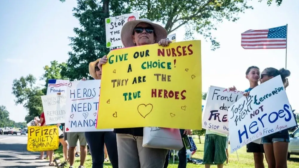 Los trabajadores sanitarios que no quieren vacunarse resienten verse obligados a hacerlo