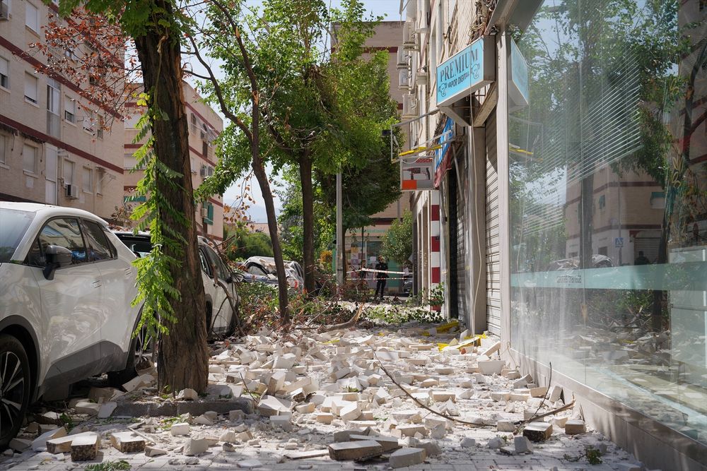 Un nuevo y fuerte terremoto ha vuelto sacudir este martes Granada y su área metropolitana a las 10,37 horas y ha sido ampliamente sentido por la población.&nbsp;