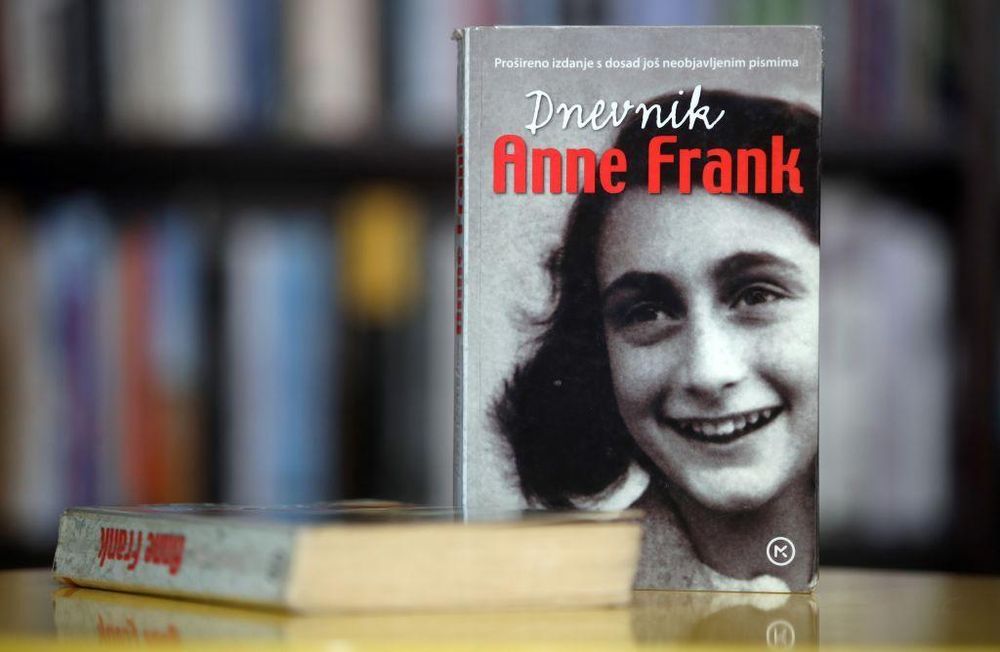 Una de las más de 70 traducciones del diario de Ana Frank.