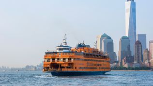 Un clásico sumamente disfrutable -y cuesta cero dólar-: el viaje en Ferry que une Staten Island con Manhattan.