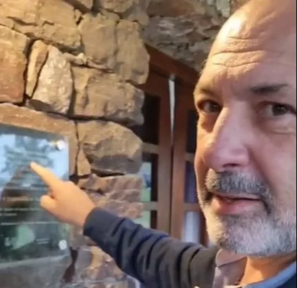 Momento en el que Javier Gandini vio la placa en la que se lee Lic. Raúl Sendic