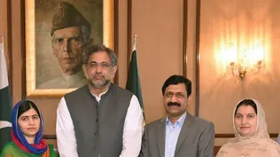 Malala Yousafzai junto al primer ministro paquistaní Shahid Khaqan Abbasi y los padres de la premio Nobel en Islamabad