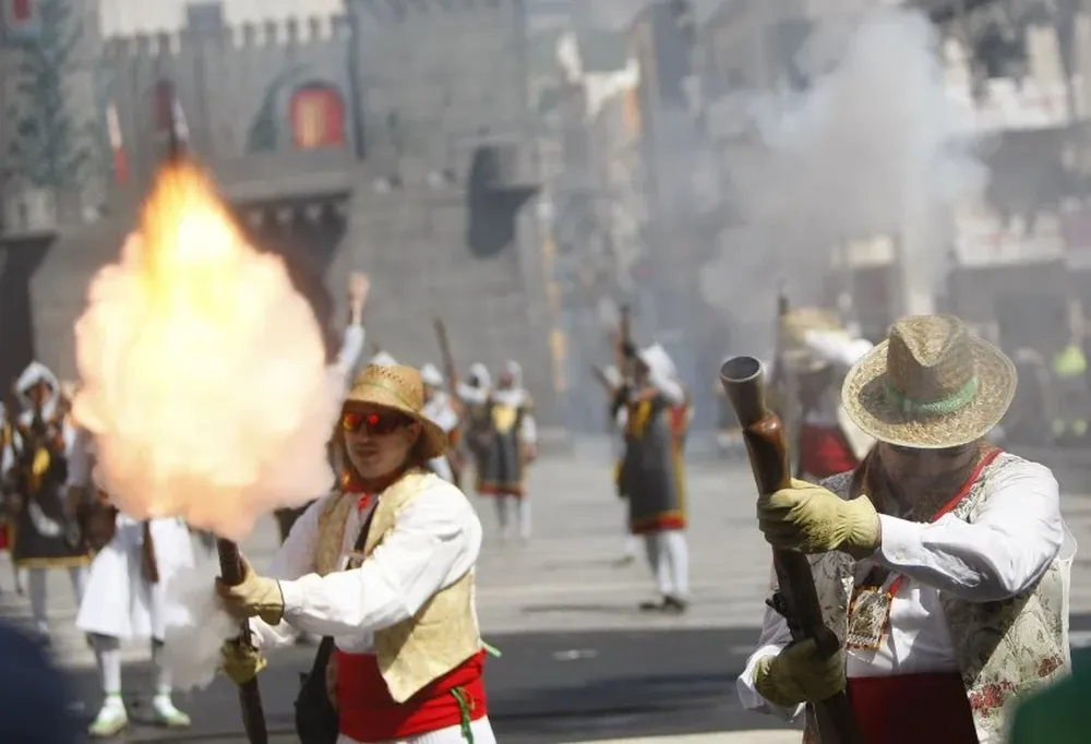 La localidad Alcoy dispara 2.300 kilogramos de pólvora con motivo del Día del Alardo, España