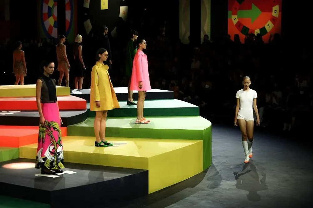Los colores vibrantes y las formas geométricas tomaron la colección de Dior