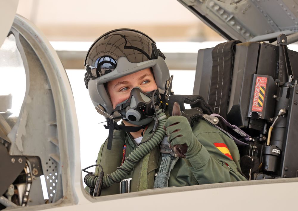 La Princesa de Asturias voló en un avión reactor F-5 junto a un instructor de la Escuela Militar de Caza y Ataque Ala 23 de la Base Aérea de Talavera la Real (Badajoz).
