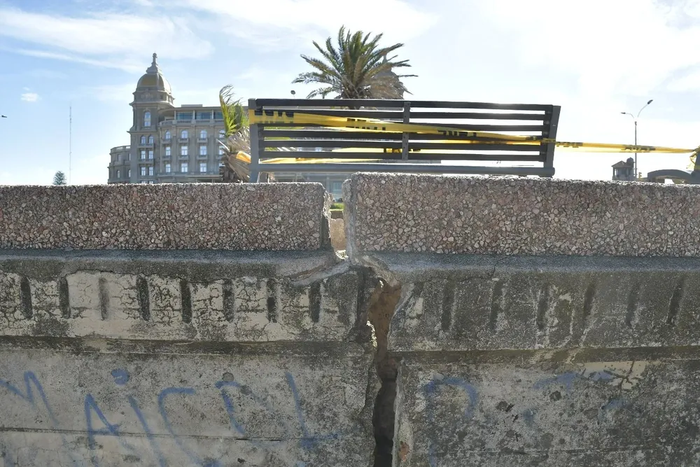 Nuevo derrumbe en la rambla montevideana, esta vez frente al Hotel Casino Carrasco