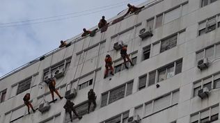 Caballito: dramático rescate de una pareja que amenazaba con tirarse del 20° piso de un edificio