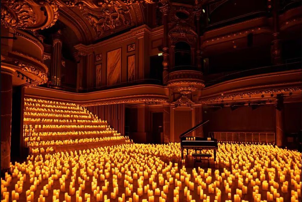 Los Conciertos Candlelight son una experiencia sensorial inmersiva que combina la música con la luz de las velas en un ambiente íntimo.