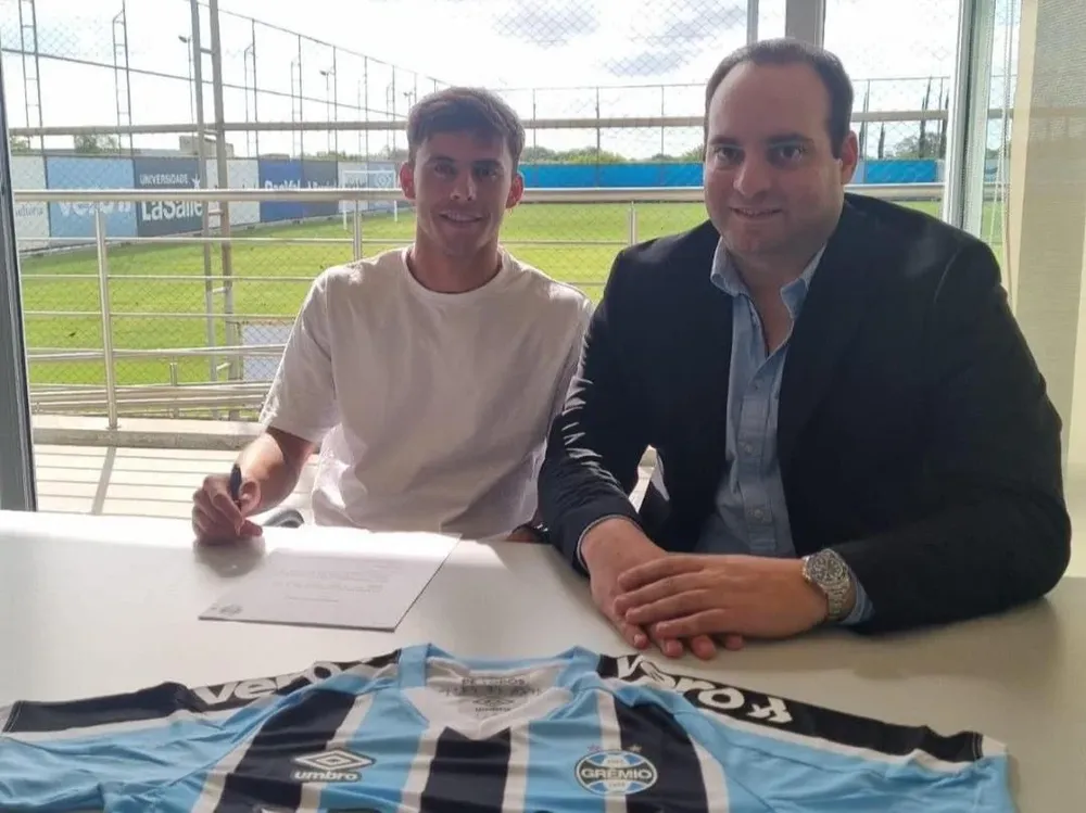 Felipe Carballo firma su contrato con Gremio
