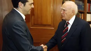 El líder de la Coalición de Izquierda Radical griega (Syriza), Alexis Tsipras, llega a su reunión con el presidente griego, Carolos Papulias