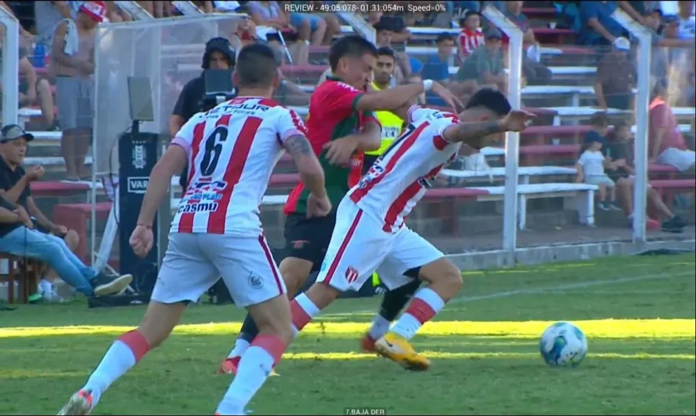 El momento en que intervino el VAR