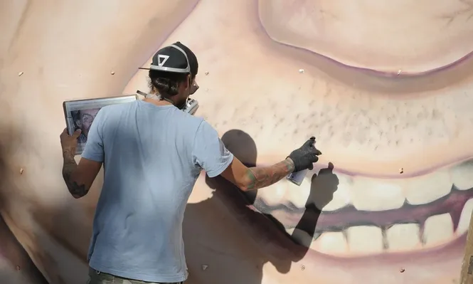 El grafitero que esconde su timidez detrás de los rostros de Cavani, Omar y China