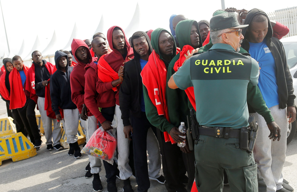 Largas filas de cientos de migrantes que llegan a las costas de España.