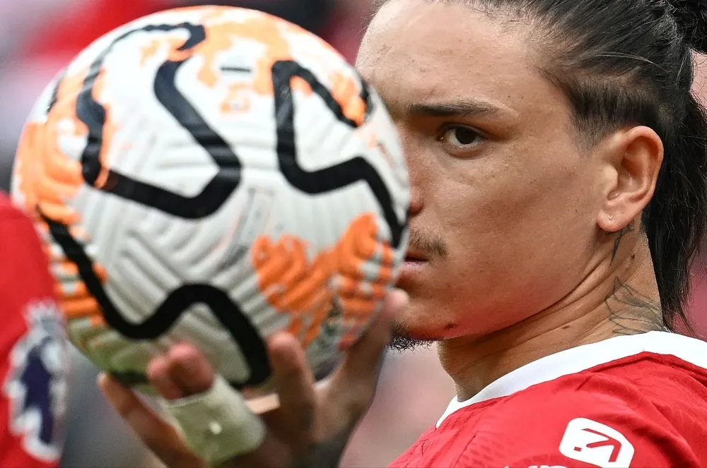 Darwin cambió su look ante Fulham