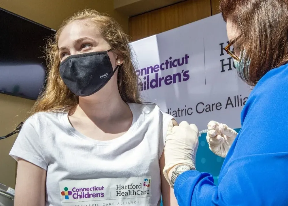 EEUU está vacunando a menores y busca llegar al 70% de la población