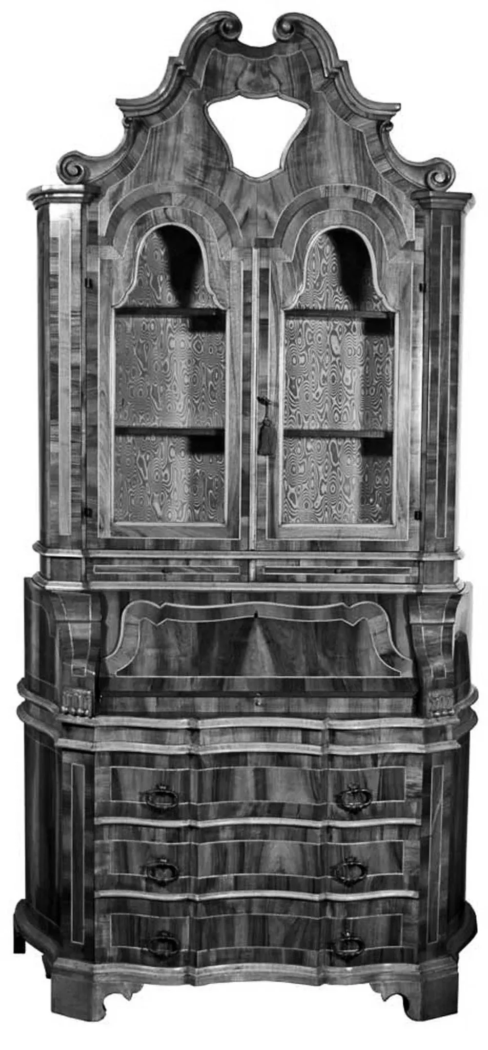 Un secretaire holandés con frente lobulado en caoba y raíz