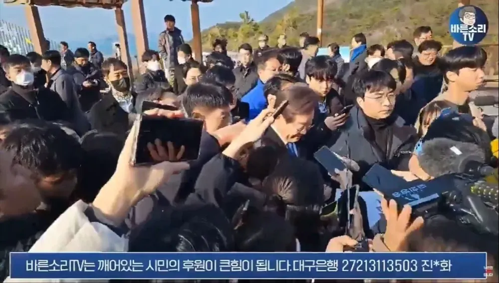 Captura del video donde apuñalan al líder opositor de Corea del Sur